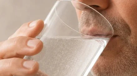 Drinking the finished glass of hydrogen water